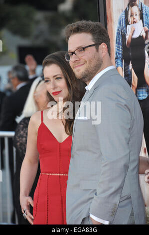 LOS ANGELES, CA - le 28 avril 2014 : Seth Rogen & femme Lauren Miller lors de la première mondiale de son film "voisins" au Regency Village Theatre, Westwood. Banque D'Images