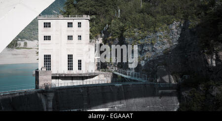 Barrage du Sautet, les bâtiments et le pont, Isère, Rhône-Alpes, France. Banque D'Images