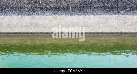 Canal de drainage, Barrage hydroélectrique de Saint-Sauveur, Hautes-Alpes, France Banque D'Images