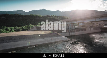 Barrage et canal, Barrage de Saint-Sauveur, Hautes-Alpes, France Banque D'Images