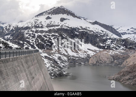 Barrage barrage poids, noyé et vidé le réservoir, Lac d'Emosson, Valais, Suisse Banque D'Images