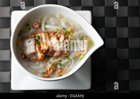 Soupe de nouilles thaï avec porc croustillant Banque D'Images