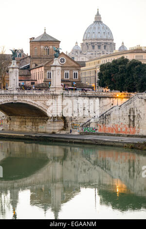 Pont sur le Tibre à Rome près de Vatican Banque D'Images