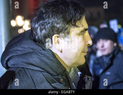 Le 20 février, 2015 - L'ancien président géorgien Mikhaïl Saakachvili a conduit le Conseil consultatif international des réformes sous le président Petro Poroshenko -- à la place de l'Indépendance à Kiev a réuni les résidents et les visiteurs à participer à des activités commémorant les héros du ciel en l'honneur de centaines de citoyens qui ont été tués au cours de la révolution de la dignité, de novembre 2013 à février 2014. Au cours des affrontements de manifestants et les forces de sécurité en février 2014 dans le centre-ville, tuant plus de 100 personnes. Au cours Euromaidan subi 2, 5 000 personnes, 104 d'entre eux sont morts. (Credi Banque D'Images