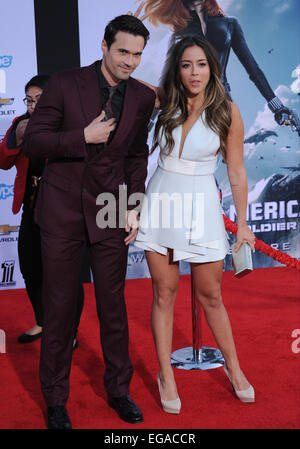 LOS ANGELES, CA - 13 mars 2014 : Brett Dalton & Chloé Bennett lors de la première mondiale de 'Captain America : The Winter Soldier' au El Capitan Theatre, à Hollywood. Banque D'Images