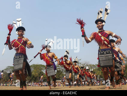 Sivasagar, Assam, Inde. Feb 20, 2015. Une troupe culturelle naga exécute une danse traditionnelle au cours de la 'Assam-Nagaland Haluwating au Festival', près de la frontière en Assam-Nagaland Sivasagar district de nord-est de l'état de l'Assam, le 20 février 2015. Le festival est organisé par l'Administration du District Sivasagar pour restaurer la paix et la fraternité entre les deux états, l'Assam et du Nagaland. © Luit Chaliha/ZUMA/ZUMAPRESS.com/Alamy fil Live News Banque D'Images