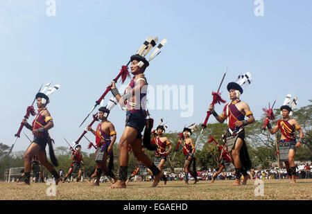 Sivasagar, Assam, Inde. Feb 20, 2015. Une troupe culturelle naga exécute une danse traditionnelle au cours de la 'Assam-Nagaland Haluwating au Festival', près de la frontière en Assam-Nagaland Sivasagar district de nord-est de l'état de l'Assam, le 20 février 2015. Le festival est organisé par l'Administration du District Sivasagar pour restaurer la paix et la fraternité entre les deux états, l'Assam et du Nagaland. © Luit Chaliha/ZUMA/ZUMAPRESS.com/Alamy fil Live News Banque D'Images