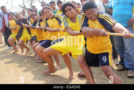 Sivasagar, Assam, Inde. Feb 20, 2015. L'assamais filles jouent avec les filles Naga pendant les 'Assam-Nagaland Haluwating au Festival', près de la frontière en Assam-Nagaland Sivasagar district de nord-est de l'état de l'Assam, le 20 février 2015. Le festival est organisé par l'Administration du District Sivasagar pour restaurer la paix et la fraternité entre les deux états, l'Assam et du Nagaland. © Luit Chaliha/ZUMA/ZUMAPRESS.com/Alamy fil Live News Banque D'Images