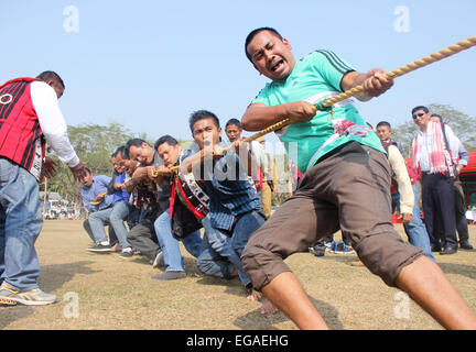 Sivasagar, Assam, Inde. Feb 20, 2015. Naga garçons jouent avec les garçons pendant l'assamais 'Assam-Nagaland Haluwating au Festival', près de la frontière en Assam-Nagaland Sivasagar district de nord-est de l'état de l'Assam, le 20 février 2015. Le festival est organisé par l'Administration du District Sivasagar pour restaurer la paix et la fraternité entre les deux états, l'Assam et du Nagaland. © Luit Chaliha/ZUMA/ZUMAPRESS.com/Alamy fil Live News Banque D'Images