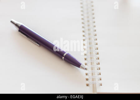 Stylo et carnet à spirales blanches, stock photo Banque D'Images