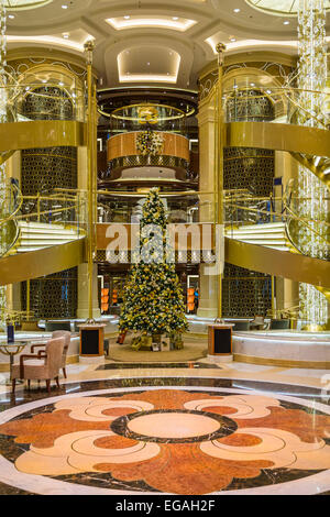 Le décor intérieur dans l'atrium de la navire de croisière de luxe Regal Princess. Banque D'Images