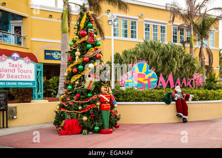 Un panneau de bienvenue avec le Père Noël à Noël au navire de croisière Port de Saint Martin, Sint Maarten, Antilles. Banque D'Images