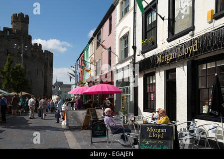 Château de Caernarfon, Pub ci-dessous, la Place du Château de Caernarfon, Snowdonia, Gwynedd, Pays de Galles, Royaume-Uni, Europe Banque D'Images