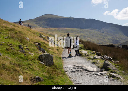 Les marcheurs l'ordre croissant sur le chemin Llanberis Snowdon, près de Llanberis, Parc National de Snowdonia, Gwynedd, Pays de Galles, Royaume-Uni, Europe Banque D'Images