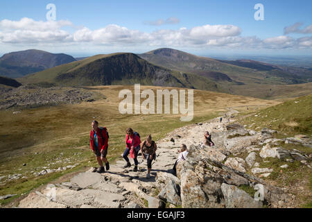 Les marcheurs à mi-chemin sur le Snowdon Llanberis, Llanberis, Parc National de Snowdonia, Gwynedd, Pays de Galles, Royaume-Uni, Europe Banque D'Images