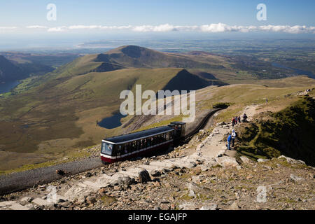 Snowdon Mountain Railway train au sommet du Snowdon, près de Llanberis, Parc National de Snowdonia, Gwynedd, Pays de Galles, Royaume-Uni Banque D'Images