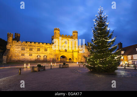 Battle Abbey avec arbre de Noël, Battle, East Sussex, Angleterre, Royaume-Uni, Europe Banque D'Images