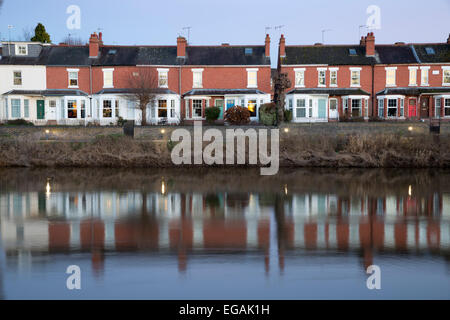 Maisons terrasse à côté de la rivière Severn, Severn Way, Worcester, Worcestershire, Angleterre, Royaume-Uni, Europe Banque D'Images