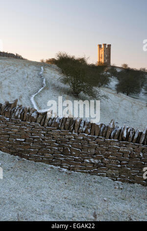 Broadway Tower et moutons en matin givre, Broadway, Cotswolds, Worcestershire, Angleterre, Royaume-Uni, Europe Banque D'Images