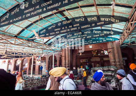La sortie de la salle à manger commune du Golden Temple, Amritsar, Punjab, India Banque D'Images