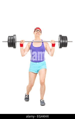 Portrait d'un athlète nerdy de tenter de soulever un poids isolé sur fond blanc Banque D'Images