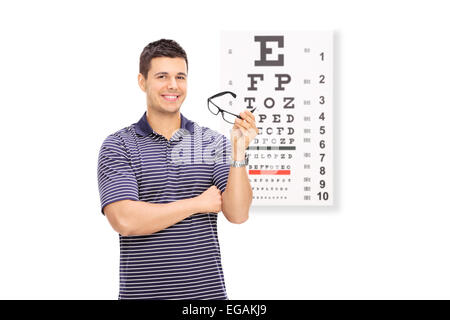 Jeune mec holding glasses devant un tableau isolé sur fond blanc Banque D'Images