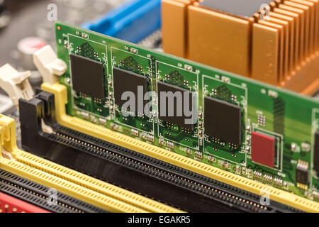 Module de mémoire RAM installée sur la carte mère d'ordinateur Banque D'Images