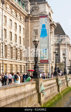 Les touristes à pied sur l'Albert Embankment et County Hall en été, Londres, Angleterre Banque D'Images