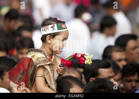 Dhaka, Bangladesh. Feb 21, 2015. Un enfant du Bangladesh se trouve sur l'épaule de son père comme ils avec d'autres dans une file d'attente pour rendre hommage à la centrale de Dhaka Shaheed Minar, ou Martyr's Monuments sur la Journée internationale de la langue maternelle dans la région de Dhaka, Bangladesh, le 21 février, 2015 ,. La Journée internationale de la langue maternelle est célébrée en commémoration du mouvement où un certain nombre d'étudiants est mort en 1952, à défendre la reconnaissance de Bangle en tant qu'état de la langue de l'ex-Pakistan, aujourd'hui le Bangladesh. Le jour est maintenant observée dans le monde entier afin de promouvoir la diversité linguistique et culturelle un Banque D'Images