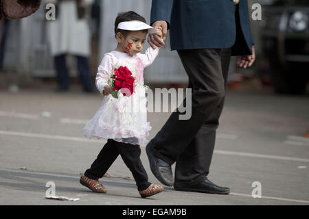 Dhaka, Bangladesh. Feb 21, 2015. Un enfant du Bangladesh à marcher avec son père comme ils avec d'autres dans une file d'attente pour rendre hommage à la centrale de Dhaka Shaheed Minar, ou Martyr's Monuments sur la Journée internationale de la langue maternelle dans la région de Dhaka, Bangladesh, le 21 février, 2015 ,. La Journée internationale de la langue maternelle est célébrée en commémoration du mouvement où un certain nombre d'étudiants est mort en 1952, à défendre la reconnaissance de Bangle en tant qu'état de la langue de l'ex-Pakistan, aujourd'hui le Bangladesh. Le jour est maintenant observée dans le monde entier afin de promouvoir la diversité linguistique et culturelle et multilin Banque D'Images