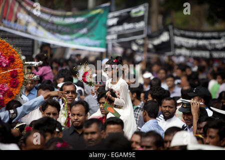 Dhaka, Bangladesh. Feb 21, 2015. Un enfant du Bangladesh se trouve sur l'épaule de son père comme ils avec d'autres dans une file d'attente pour rendre hommage à la centrale de Dhaka Shaheed Minar, ou Martyr's Monuments sur la Journée internationale de la langue maternelle dans la région de Dhaka, Bangladesh, le 21 février, 2015 ,. La Journée internationale de la langue maternelle est célébrée en commémoration du mouvement où un certain nombre d'étudiants est mort en 1952, à défendre la reconnaissance de Bangle en tant qu'état de la langue de l'ex-Pakistan, aujourd'hui le Bangladesh. Le jour est maintenant observée dans le monde entier afin de promouvoir la diversité linguistique et culturelle un Banque D'Images