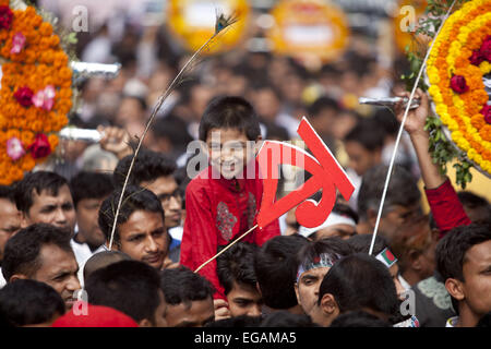 Dhaka, Bangladesh. Feb 21, 2015. Un enfant du Bangladesh se trouve sur l'épaule de son père comme ils avec d'autres dans une file d'attente pour rendre hommage à la centrale de Dhaka Shaheed Minar, ou Martyr's Monuments sur la Journée internationale de la langue maternelle dans la région de Dhaka, Bangladesh, le 21 février, 2015 ,. La Journée internationale de la langue maternelle est célébrée en commémoration du mouvement où un certain nombre d'étudiants est mort en 1952, à défendre la reconnaissance de Bangle en tant qu'état de la langue de l'ex-Pakistan, aujourd'hui le Bangladesh. Credit : Suvra Kanti Das/ZUMA/ZUMAPRESS.com/Alamy fil Live News Banque D'Images