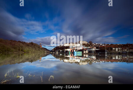 Le bassin de Cumberland, Bristol, Royaume-Uni. 21 septembre 2015. La plus forte marée de l'année a inondé l'entrée des quais pour la ville de Bristol à 9.02.am ce matin. Il a été de 11,8 mètres de haut. La banque en face de l'appareil photo est immergée, le contrôle de l'édifice et les portes serrures eux-mêmes sont submergés. À l'aval, dans l'Avon Gorge qui est enjambée par le pont suspendu de Clifton. Carolyn Eaton/Alamy News Live Banque D'Images