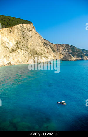 Petit yacht à Porto Katsiki plage sur l'île de Lefkada, Grèce Banque D'Images