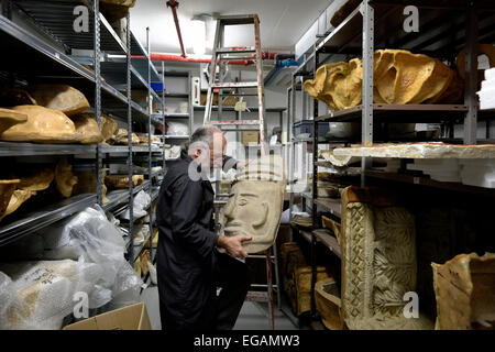 André Vainer Chef du laboratoire de conservation de l'objet à la salle de stockage d'objets anciens au Musée d'Israël à Jérusalem Israël Banque D'Images