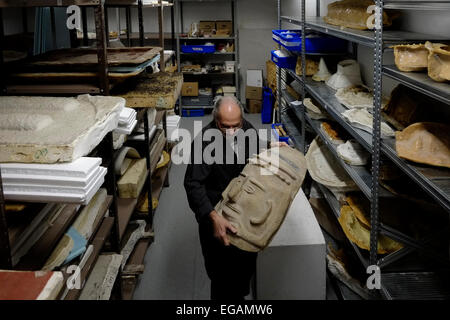 André Vainer Chef du laboratoire de conservation de l'objet à la salle de stockage d'objets anciens au Musée d'Israël à Jérusalem Israël Banque D'Images