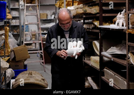 André Vainer Chef du laboratoire de conservation de l'objet à la salle de stockage d'objets anciens au Musée d'Israël à Jérusalem Israël Banque D'Images