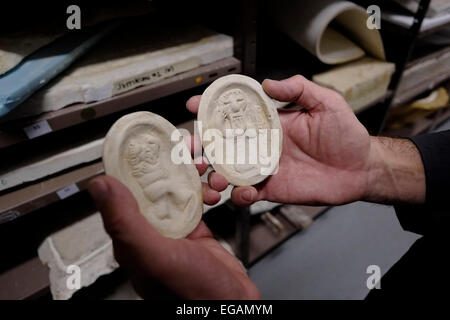 André Vainer Chef du laboratoire de conservation de l'objet ancien holding répliques à la salle de stockage d'objets anciens dans la région de Israel Museum à Jérusalem Israël Banque D'Images