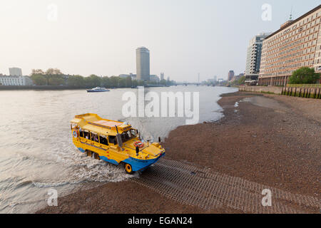 Duck Tours bateaux amphibies vient à terre à Vauxhall, Londres, Angleterre Banque D'Images