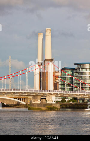 Battersea Power Station vu de l'autre côté de la Tamise à Chelsea, Londres, Angleterre Banque D'Images