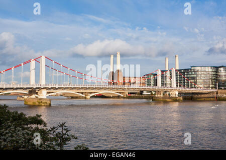 Battersea Power Station vu de l'autre côté de la Tamise à Chelsea, Londres, Angleterre Banque D'Images