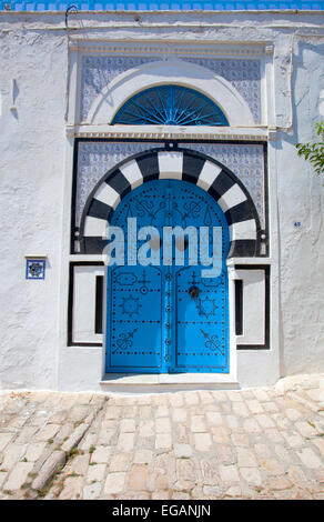 Porte bleue décorative à Sidi Bou Said, Tunisie Banque D'Images
