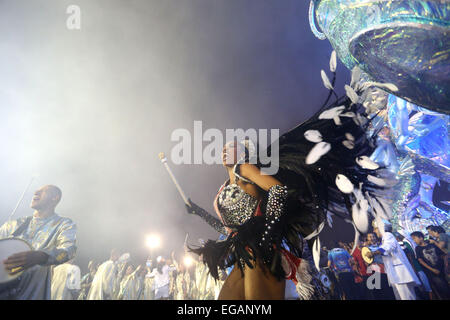 Sao Paulo, Brésil. 20 Février, 2015. Katia Salles (C), 30 ans, exécute en position de "Reine de la section Percussion" (genre d'orchestre d'instruments à percussion qui accompagne le chanteur principal et le rythme de la parade) de 'Perola Negra', au cours de l'école de samba "Défilé des écoles de samba des champions à l'Anhembi Sambadrome, à Sao Paulo, Brésil, le 20 février 2015. Le "défilé des champions", est un festival de célébration de l'année couronne's best écoles de samba de Sao Paulo quand habituellement la parade de chaque école de samba en ce moment dure environ une heure. Source : Xinhua/Alamy Live News Banque D'Images