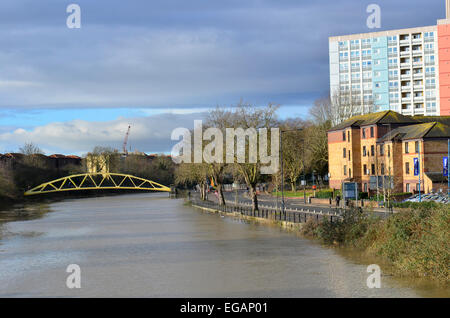 Pont de la banane jaune Bristol, Royaume-Uni. 21 Février, 2015. UK.Temps. La marée haute Bristol où le niveau de l'eau atteint presque road , sur Clarence Road. Crédit : Robert Timoney/Alamy Live News Banque D'Images