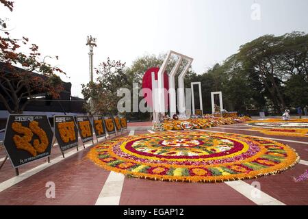 Dhaka, Bangladesh. 21 février 2015. . Le monument des martyrs Shaheed Minar centrale est décorée de fleurs en hommage par des milliers de gens du Bangladesh au cours de la Journée internationale de la langue maternelle, à Dhaka. L'année marque 60 ans depuis que la police a tiré sur des milliers de manifestants à l'université dans le Bangladesh exigeant que le Bengali est déclaré de la langue d'Etat. La mort a marqué le début d'une presque deux décennies de lutte pour le Bangladesh qui s'est terminée à la victoire dans la guerre d'indépendance de 1971 avec le Pakistan . Banque D'Images