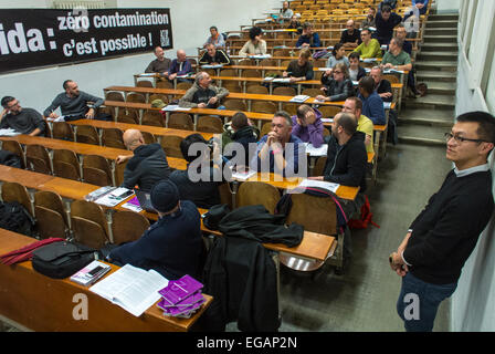 Paris, France, foule nombreuse, assis, O.N.G. français Act up-Paris, Réunion publique, prévention VIH SIDA, REPI, Dr 'Michel Ohayon' (Centre 190) écoute en public, homosexuels aide l'activisme, écoute sociale pandémique, centre communautaire pandémie, foule dans l'auditorium, français dans le SIDA, ecole beaux arts paris Banque D'Images