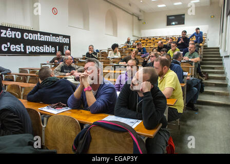 Paris, France, grandes corbeaux, O.N.G., France Act Up-Paris, information sur les réunions communautaires, prévention du VIH SIDA, REPI, Dr Michel Ohayon (Centre 190) écoute en public, lgbt, personnes pandémiques, discussion communautaire, écoute sociale Banque D'Images