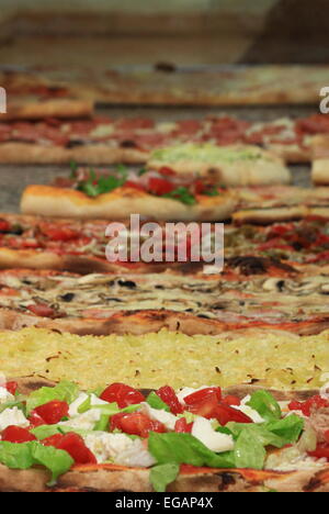 Différentes variétés de pizza affichée dans une pizzeria Banque D'Images