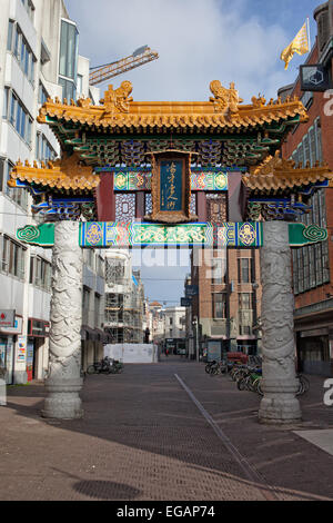 À la porte chinoise Chinatown en centre-ville de Den Haag (La Haye), en Hollande, aux Pays-Bas. Banque D'Images