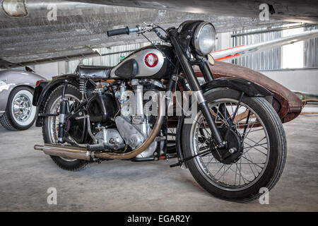 TA' Qali, MALTE - 20 avr - une vieille moto BSA sur l'affichage à la Musée de l'aviation de Malte le 20 avril 2013 Banque D'Images